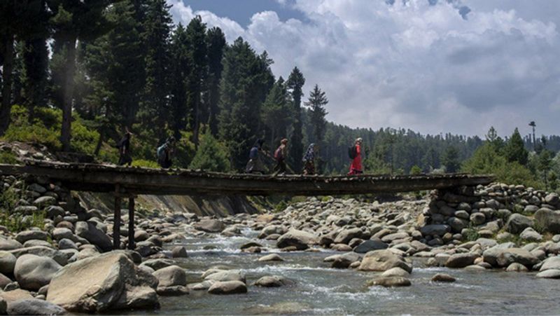 Covid 19 And lockdown news updates Kashmir Students taking Air Classes Stunning Solution to lockdown See pics KPY
