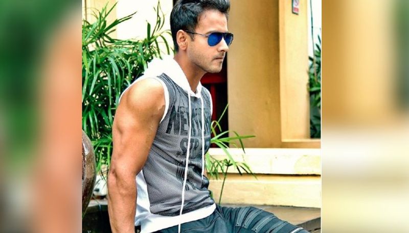 <p>অভিনেতারা প্রায়শই সোশ্যাল মিডিয়ায় ট্রোলড হন। যশেরও সেই অভিজ্ঞতা হয়েছে রাজনীতিতে আসার আগে। এবং শুধু তাই নয় রাজনীতিতে পা রাখার পরও বহুবার ট্রোলের মুখে পড়েছেন অভিনেতা। তবে কি তার উত্তরই দিলেন এই পোস্টে। প্রশ্ন তুলেছেন নেটিজেনরা।</p>
