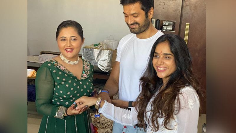 Rakshabandhan 2020: Rashami Desai Celebrates Rakshabandhan Festival With Brother Mrunal Jain Inside Photos KPJ