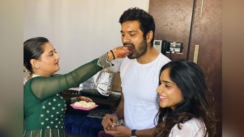 Rakshabandhan 2020: Rashami Desai Celebrates Rakshabandhan Festival With Brother Mrunal Jain Inside Photos KPJ