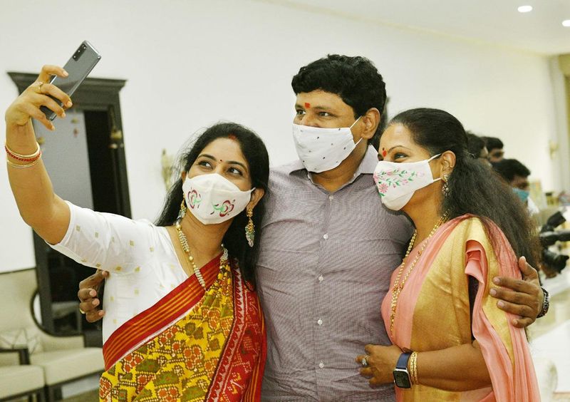 Raksha Bandhan... Kavitha Ties Rakhi to KTR