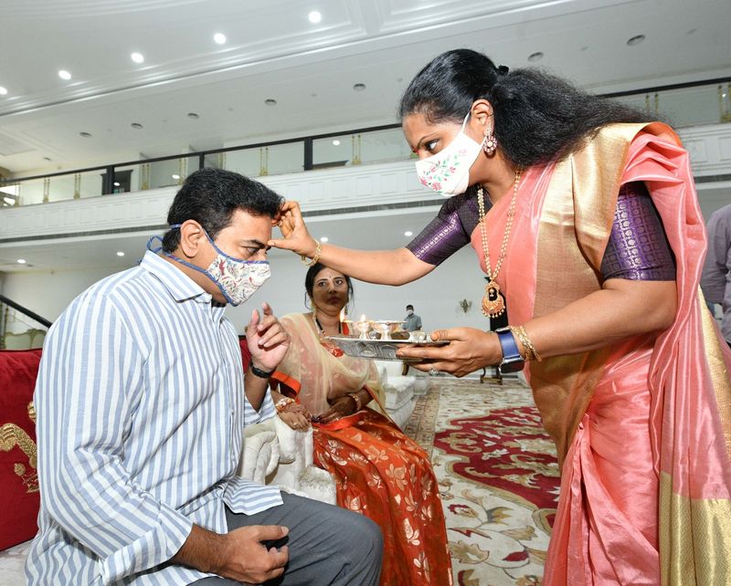 Raksha Bandhan... Kavitha Ties Rakhi to KTR