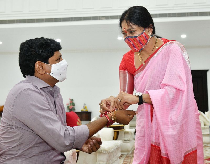 Raksha Bandhan... Kavitha Ties Rakhi to KTR
