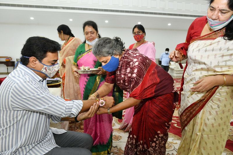 Raksha Bandhan... Kavitha Ties Rakhi to KTR