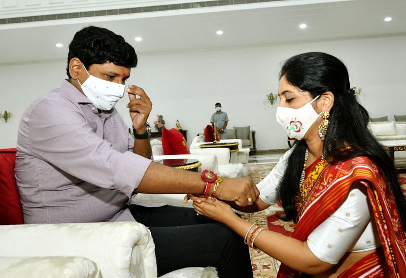 Raksha Bandhan... Kavitha Ties Rakhi to KTR
