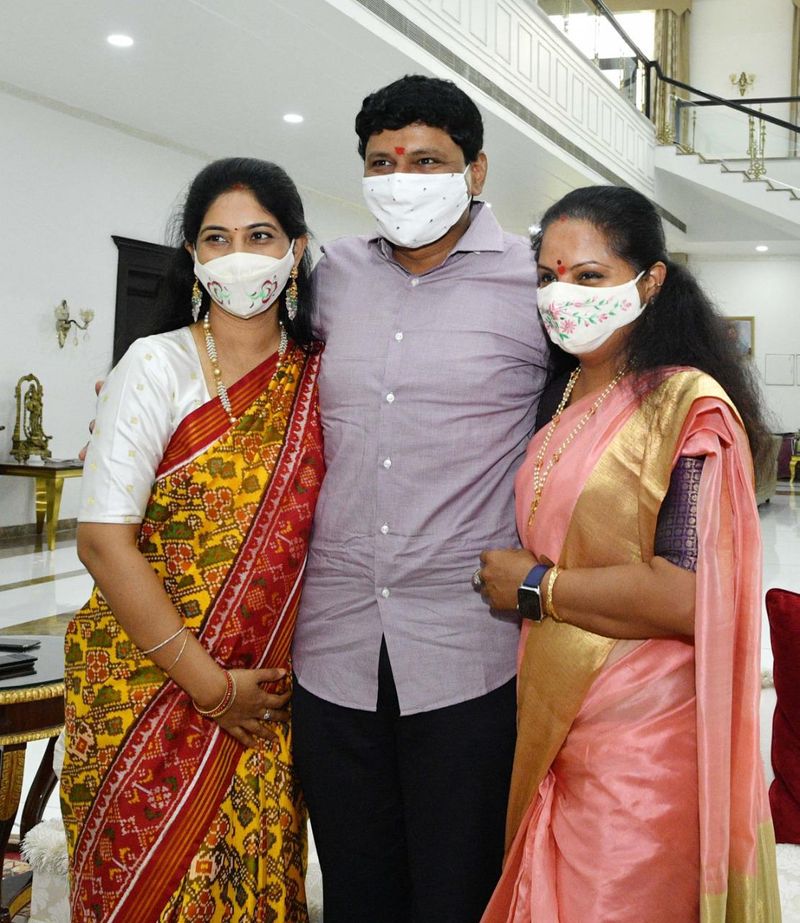 Raksha Bandhan... Kavitha Ties Rakhi to KTR