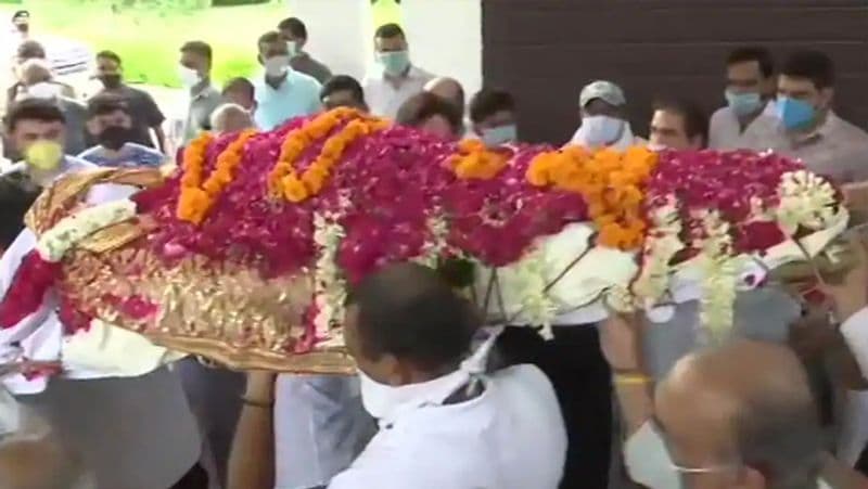 दिवंगत नेता अमर सिंह का पार्थिव शरीर रविवार को दिल्ली लाया गया। इंदिरा गांधी अंतरराष्ट्रीय एयरपोर्ट से पार्थिव शरीर को सीधा छत्तरपुर स्थित फार्म हाउस ले जाया गया।
