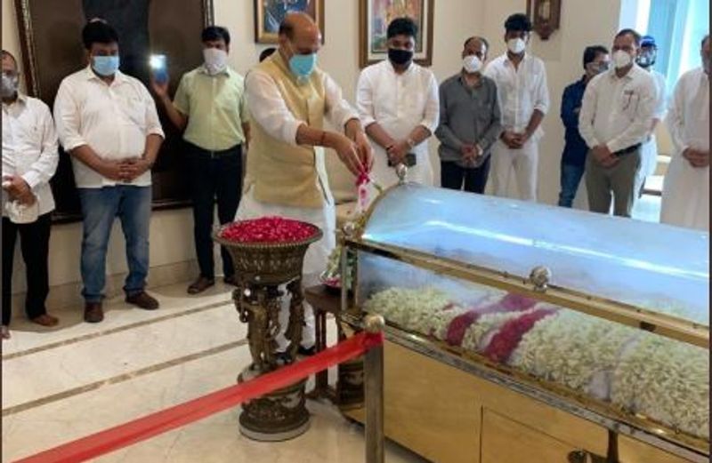 अमर सिंह ( Amar Singh ) को रक्षा मंत्री ( Defence Minister ) राजनाथ सिंह ( Rajnath Singh )ने सोमवार को उनके निवास पर श्रद्धांजलि दी।