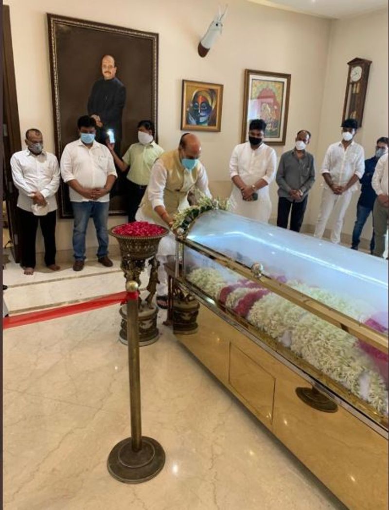 6 महीनों से अमर सिंह बीमार चल रहे थे। उन्होंने किडनी ट्रांसप्लांट कराया था जिसका इलाज वो सिंगापुर में करा रहे थे। मार्च महीने से वो लगातार बीमार थे। उसी वक्त कुछ लोगों ने उनकी मौत की अफवाह उड़ाई तो अमर सिंह ने बेबाक अंदाज में उस वक्त लोगों को जवाब भी दिया था।
