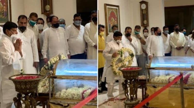 अमर सिंह को श्रद्धांजलि देने के लिए शिवपाल सिंह यादव समेत अन्य कई लोग उनके आवास पर आए।
