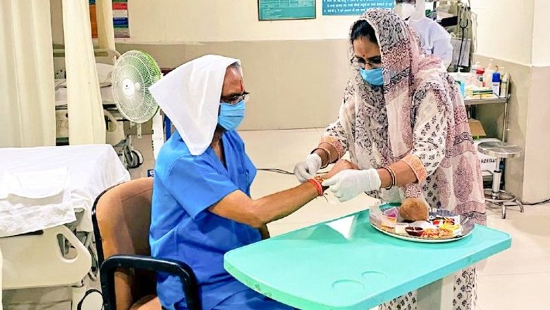 raksha bandhan 2020 rakhi festival nurse Saroj ties rakhi to CM Shivraj Singh Chouhan at a hospital in Bhopal kpr