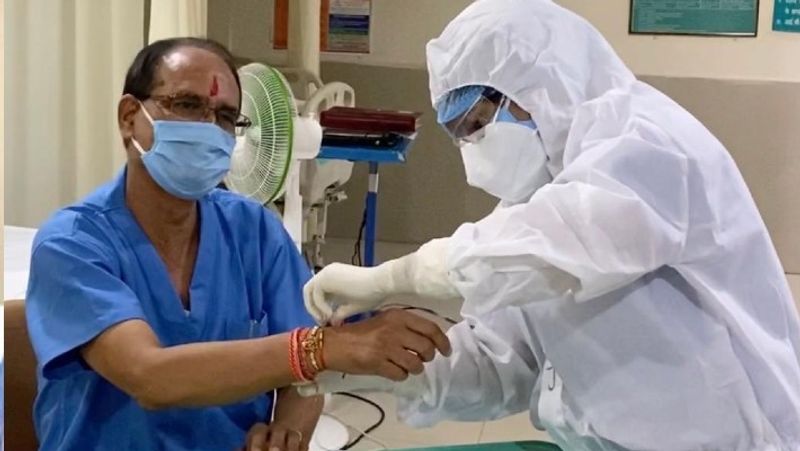 raksha bandhan 2020 rakhi festival nurse Saroj ties rakhi to CM Shivraj Singh Chouhan at a hospital in Bhopal kpr