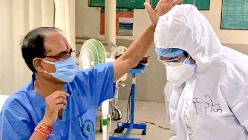 raksha bandhan 2020 rakhi festival nurse Saroj ties rakhi to CM Shivraj Singh Chouhan at a hospital in Bhopal kpr