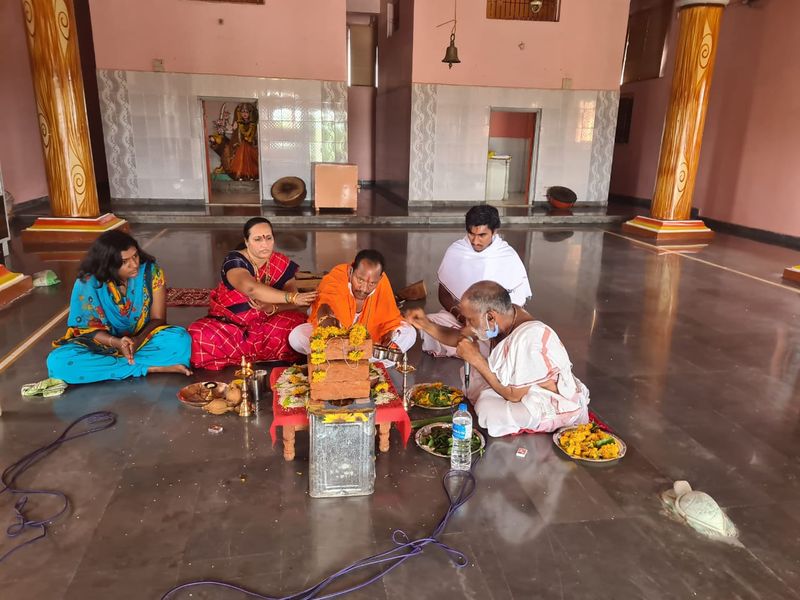 Minister Prabhu Prabhu Chauhan performs special puja for BSY recovery from Covid19