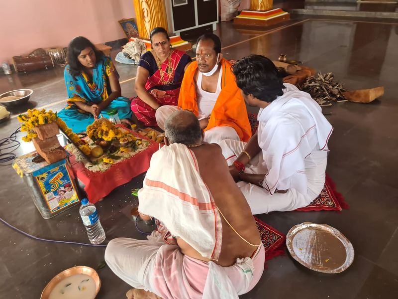 Minister Prabhu Prabhu Chauhan performs special puja for BSY recovery from Covid19