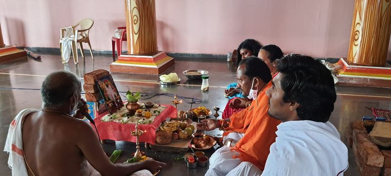 Minister Prabhu Prabhu Chauhan performs special puja for BSY recovery from Covid19