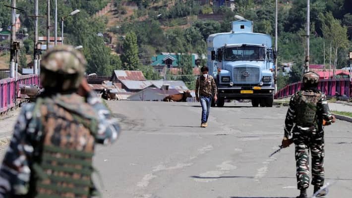 Curfew announced in Srinagar for two days on article first anniversary of article 370 abrogation KPP Curfew announced in Srinagar for two days on article first anniversary of article 370 abrogation KPP
