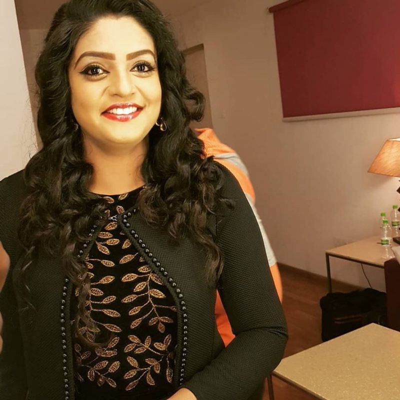 Karthika Deepam Fame Vantalakka Premi Viswanath Photos Viral