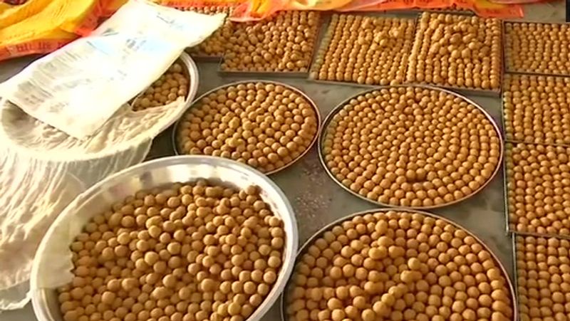 খাঁটি গাওয়া ঘি দিয়ে তৈরি এই লাড্ডুর কেশর আনা হয়েছে কাশ্মীর থেকে। কেরল থেকে এলাচ এবং অস্ট্রেলিয়ার একটি কোম্পানি থেকে এসেছে লাড্ডুর বেসন।