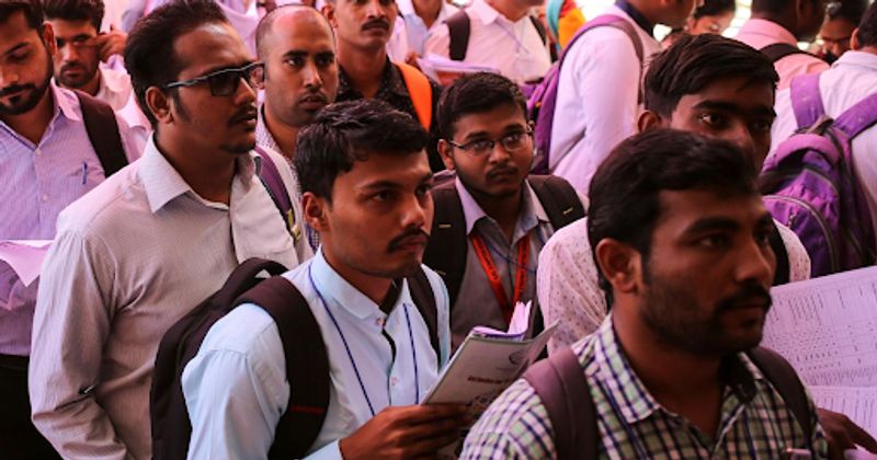 डिफेंस रिसर्च एंड डेवलपमेंट ऑर्गेनाइजेशन (DRDO) में वैकेंसी:
डिफेंस रिसर्च एंड डेवलपमेंट ऑर्गेनाइजेशन (DRDO) ने ग्रेजुएट अप्रेंटिस और टेक्नीशियन अप्रेंटिस के पदों पर वैकेंसी जारी की है। इन पदों पर बीई/बटेक/डिप्लोमा किए उम्मीदवार आवेदन कर सकते हैं। जारी पदों पर आवेदन प्रक्रिया ऑफलाइन है। उम्मीदवारों को आवदेन पत्र दिए गए निर्देशों के अनुसार ईमेल head.hrd@dfrl.drdo.in पर 10 अक्टूबर से पहले करना होगा। इन पदों पर अप्लाई किए उम्मीदवारों का चयन इंटरव्यू से किया जाएगा। 