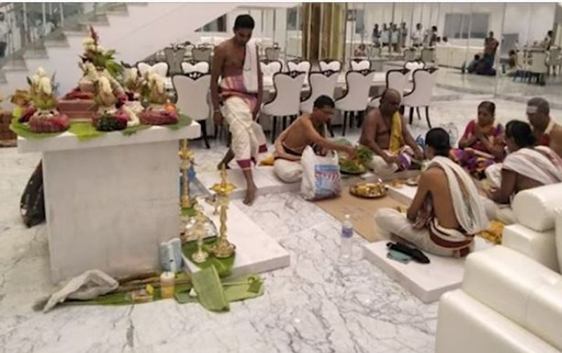 வீட்டின் கிரகப்பிரவேசத்தின் போது எடுத்த புகைப்படம் 
