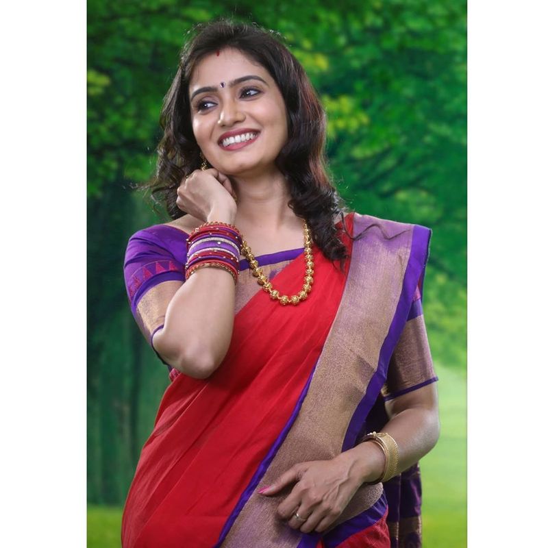 விதவிதமான புடவை அணிந்து போஸ் கொடுக்கும் ஸ்ரித்திகா 