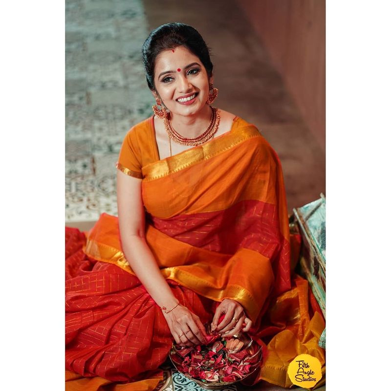 சிரிப்பினால் சிதறடிக்கும் ஸ்ரித்திகா 