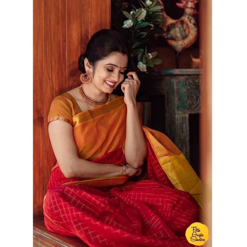 ஸ்ரித்திகா வெக்கப்படுவதும் அழகு தான் 