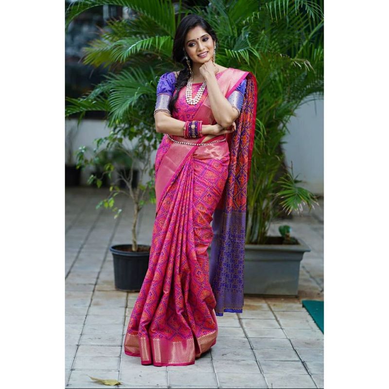 முழு உடையில் ஒரு போஸ் செதுக்கி வைத்த சிலை போல் இருக்கும் ஸ்ரித்திகா 