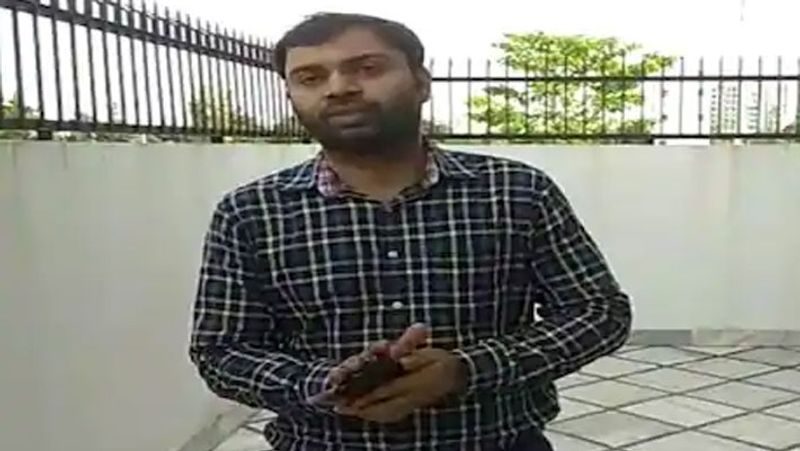 फोकस बनाए रखें
प्रदीप सिंह ने बताया कि उनकी तैयारी के दौरान ऐसा समय भी था जब उन्हें लगा कि वह अपना ध्यान खो रहे हैं, लेकिन उनके पिता उन्हें प्रेरित करते रहे। उन्होंने कहा कि सिविल सेवा परीक्षा में सफल होने के लिए निरंतरता और फोकस जरूरी है। उन्होंने कहा, "यूपीएससी निरंतरता के साथ-साथ ध्यान केंद्रित करने की मांग करता है।
एक समय जब मैं यह काम कर रहा था, मुझे लग रहा था कि मैं परीक्षा पर अपना ध्यान केंद्रित करने में असमर्थ हूं। लेकिन मेरे पिता मुझे प्रेरित करते रहे" इसे एक सपने के सच होने के रूप में बताते हुए प्रदीप सिंह कहते हैं कि वह भारतीय प्रशासनिक सेवा (IAS) में शामिल होना चाहते हैं क्योंकि वह समाज के वंचित और गरीब वर्गों के लिए काम करने के इच्छुक हैं।