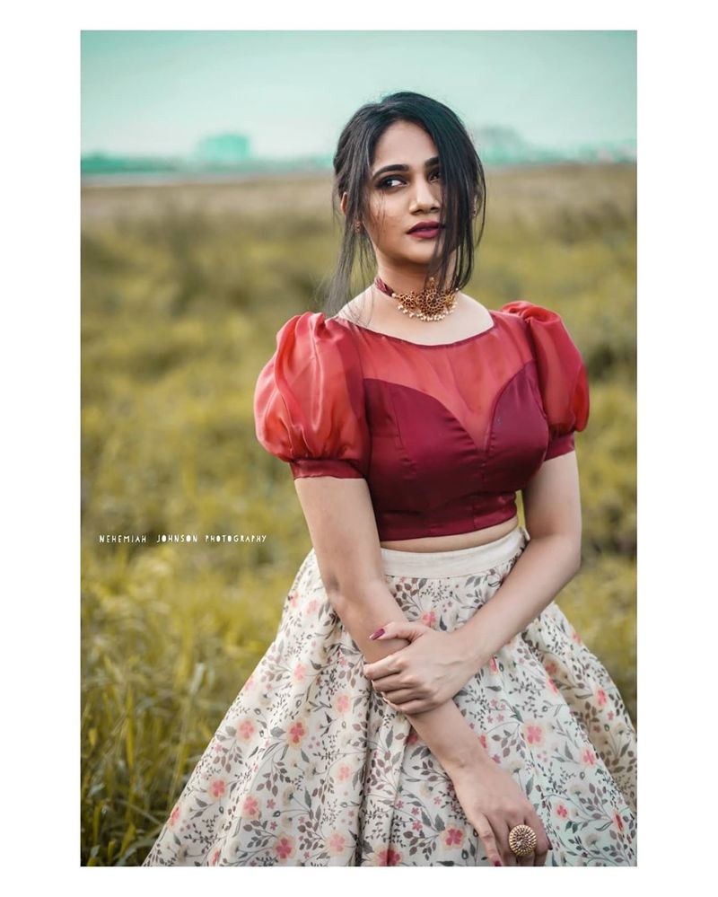 Big boss Fame Losliya Cute Saree Photo Shoot Going Viral In Social media