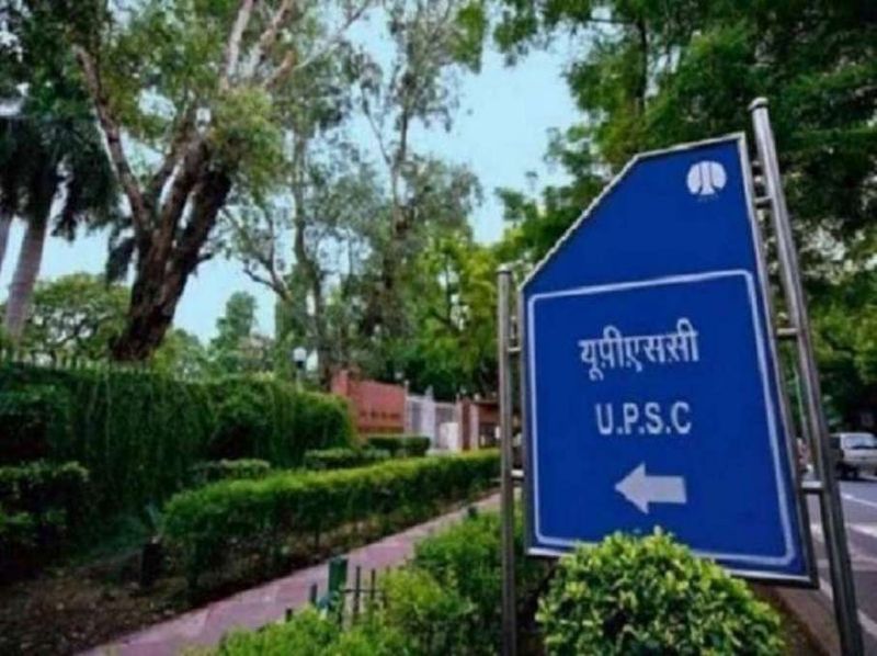 अपनी टेबल पर लिखकर टागें कि क्यों जाना है इस क्षेत्र में –
साक्षात्कार में बात करते हुए नूपुर आगे कहती हैं कि सबसे पहले अपने इस क्षेत्र में आने का कारण खुद को बताएं और उसे लिखकर अपनी स्टडी टेबल के पास टांग दें। ऐसा इसलिए की जब-जब इस सफर में आपको परेशानियां आएं तो खुद को याद दिलाएं कि आप यहां क्यों आना चाहते हैं और आपकी मंजिल इन मुश्किलों से कहीं बड़ी है। इसे बार-बार पढ़ने से आप खुद को मोटिवेट रख पाएंगे और निराशा के दौर से भी आगे निकल पाएंगे।