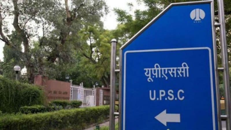 हालांकि अगर आपको किसी खास विषय पर कोट नहीं पता तो भी कोई समस्या नहीं है, आप किसी जानदार लाइन से शुरुआत कर सकते हैं। कोशिश करें कि शुरुआत प्रभावशाली हो। इसके बाद आनंद अगले स्टेप में एक पैरा में पूरे ऐस्से की समरी लिखते हैं। यह पैरा बताता था कि पूरे ऐस्से में वे क्या-क्या कहने वाले हैं।
