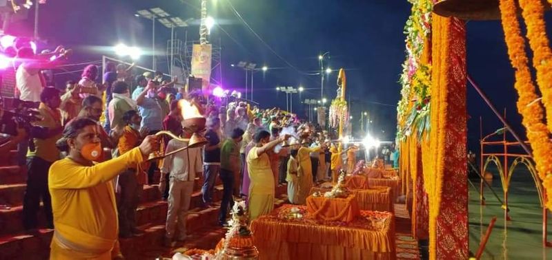 বারাণসীতে যেমন গঙ্গা আরতি হয়, ঠিক সে ভাবে বুধবার সরযূর এই ঘাটেও আরতি হওয়ার কথা। মন্দিরের স্থাপনের সূচনা যাতে শুভ হয়, তার জন্যই এই সিদ্ধান্ত নেওয়া হয়েছে।