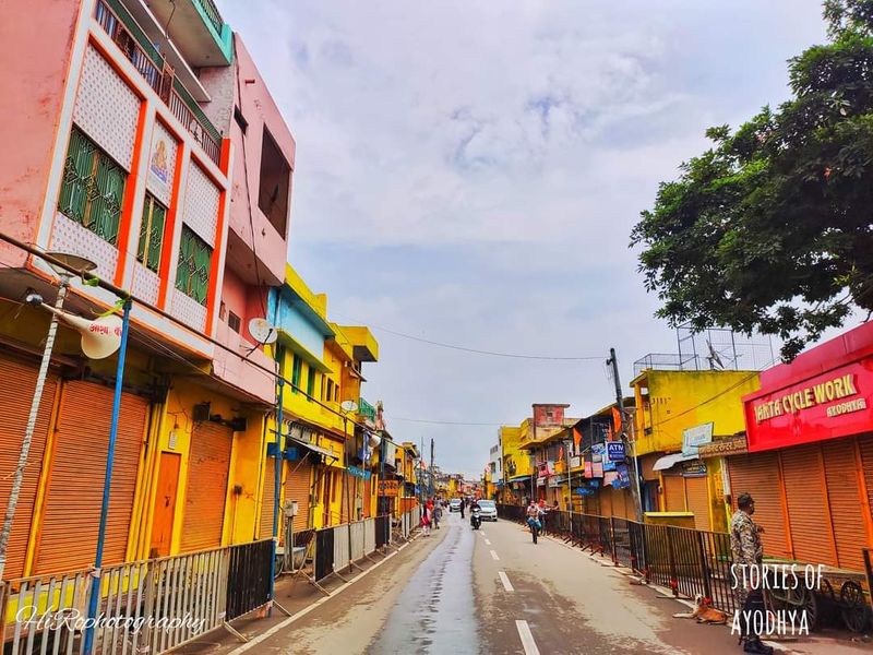 অযোধ্যা সেজে উঠেছে। প্রায় সব বাড়ির রং হলুদ হয়েছে। রাস্তা মোলায়েম পিচে ঢাকা পড়েছে। সন্ধে সামনেই সরযূর ধারে জ্বলে উঠছে প্রদীপের সারি। ঘরে ঘরেও প্রদীপ জ্বলে উঠছে। গোটা শহরটা উৎসবের আলোয় মাতোয়ারা।