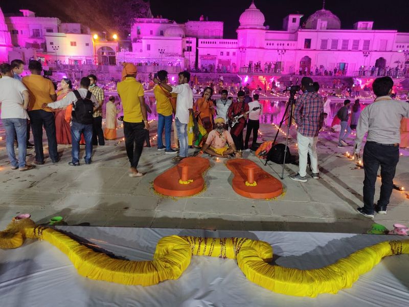 অযোধ্যায় নিরাপত্তা বন্দোবস্তও কঠোর করা হয়েছে। সেইসঙ্গে করোনা আতঙ্ক তো রয়েছেই। তবে মানুষের উচ্ছ্বাস, উৎসাহে ভাটা পড়েনি। 