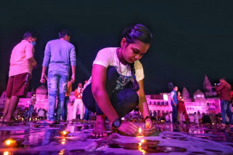 নানা রঙের রঙ্গোলি এঁকে ঘাটটিকে সাজিয়েছেন ফৈজাবাদের রাম মনোহর লোহিয়া অবধ বিশ্ববিদ্যালয়ের পড়ুয়া এবং বিভিন্ন স্বেচ্ছাসেবী সংগঠনের কর্মীরা।