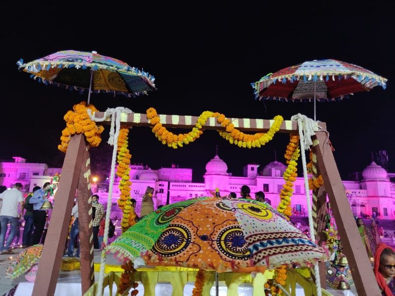 বুধবার ভূমি পুজোর আয়োজন আচার শুরু হয়েছে সোমবার থেকেই। সোমবার গৌরি গণেশ পুজো দিয়ে শুরু হয়েছে আচারানুষ্ঠান। আগেই পুজোর সূচি জানানো হয়েছিল। সেইমত মঙ্গলবার সকালেই শুরু হয় রামার্চা পুজো। বারাণসী ও অযোধ্যার ১১ জন পুরোহিত মিলে এই পুজো শুরু করেন সকালে। রামার্চা পুজোয় ২টি বিষয় মূল। এক রাম কথা এবং দুই রাম ধুন।