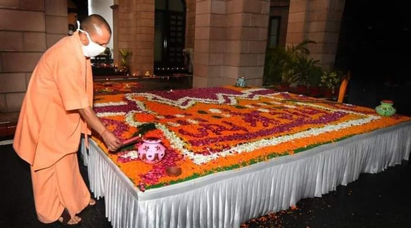 করোনা নিয়ে সতর্কতার মধ্যেও ভূমিপুজোর অনুষ্ঠানে ১৭৫ জনকে আমন্ত্রণ জানানো হয়েছে। এর মধ্যে ১৩৫ জনই সাধু-সন্ত।