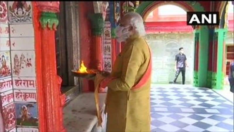 নরেন্দ্র মোদীর অযোধ্যায় আসা, হনুমানগাড়ি মন্দিরে পুজো দেওয়া ও অযোধ্যায় রামমন্দিরের ভূমি পুজোর অনুষ্ঠানে যোগ দেওয়া-- পুরো অনুষ্ঠানেরই সরাসরি সম্প্রচার করা হয়েছিল। 