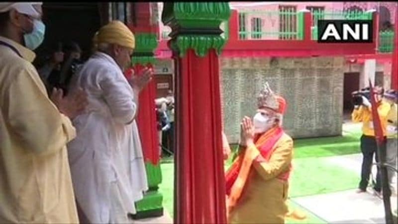 narenda modi in ayodhi for ramar kovil boomi poojai photos