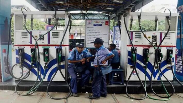 Minimum rs 500 crore must for licence to sell petrol, diesel to retail, bulk users: petrolium ministry Minimum rs 500 crore must for licence to sell petrol, diesel to retail, bulk users: petrolium ministry