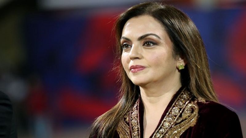 डाइट में लेती हैं हेल्दी चीजें
नीता अंबानी सुबह में बादाम और अखरोट खाती हैं। सुबह के नाश्ते में वे एग का वाइट ऑमलेट लेती हैं। लंच में वे ज्यादा से ज्यादा ग्रीन वेजिटेबल्स और सूप लेती हैं। डिनर में नीता अंबानी हरी सब्जियां, सूप और स्प्राउट्स लेती हैं।
