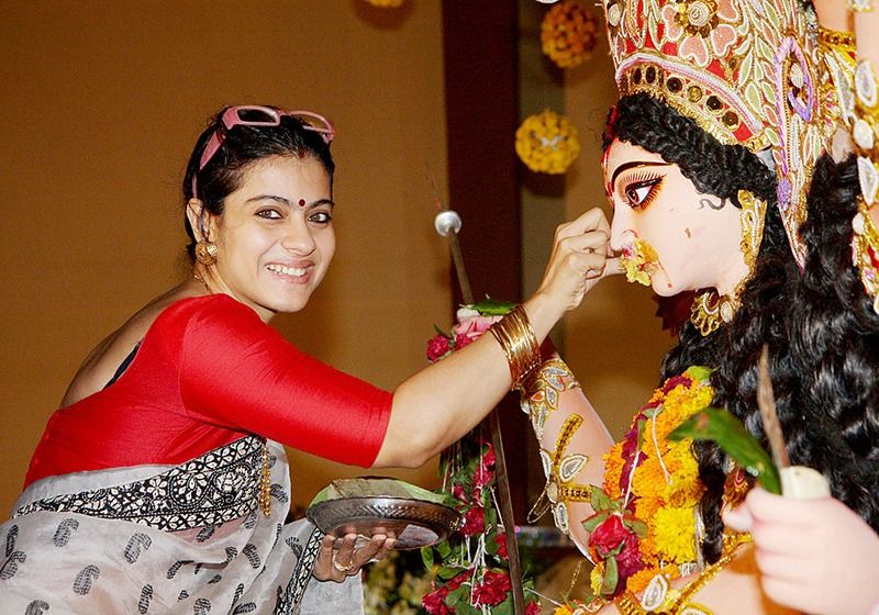নেটিজেনের এই দাবিতে যদিও কাজল কোনও মন্তব্য করেননি। তবে তাঁর এই নতুন রূপে ক্ষুব্ধ হয় ভক্তরা। হতাশ হয়ে মন্তব্য করে, "আপনার সৌন্দর্য আপনার সেই রঙেই ছিল। কেন বাকি অভিনেত্রীদের মত সার্জারির এবং এই চিকিৎসার সাহায্য নিতে গেলেন।"