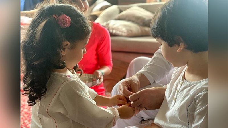 taimur ali khan celebrate Raksha bandhan with sister inaaya naumi soha ali khan tie rakhi on brother saif ali khan hand KPJ
