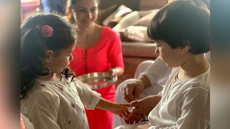 taimur ali khan celebrate Raksha bandhan with sister inaaya naumi soha ali khan tie rakhi on brother saif ali khan hand KPJ