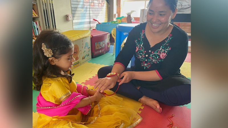 taimur ali khan celebrate Raksha bandhan with sister inaaya naumi soha ali khan tie rakhi on brother saif ali khan hand KPJ