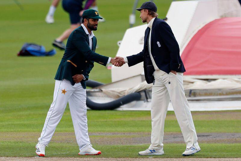 England vs Pakistan: Azhar Ali hakes hand with Joe Root at toss