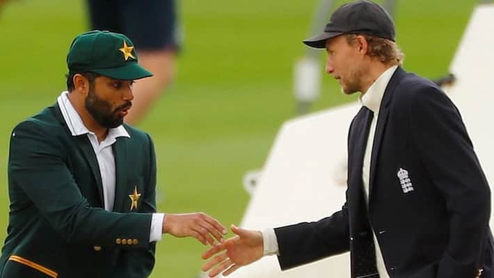 England vs Pakistan 1st Test Azhar Ali forgets social distancing kpm England vs Pakistan 1st Test Azhar Ali forgets social distancing kpm