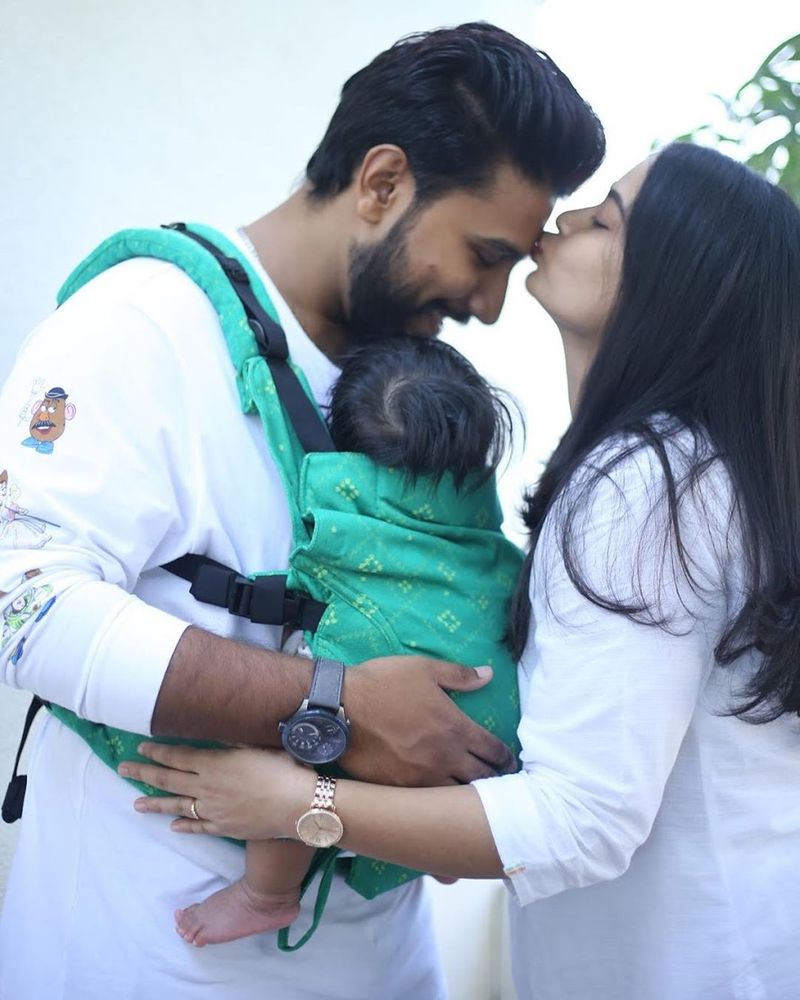 தன் புருஷன் ஷிவா மற்றும் குழந்தையுடன் சந்தோச புகைப்படம் 